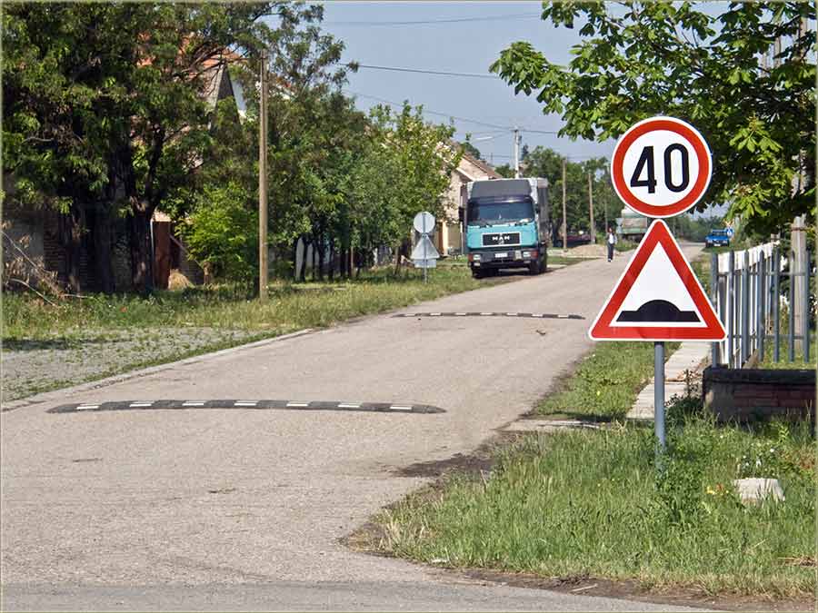 NM ležeći policajci ...