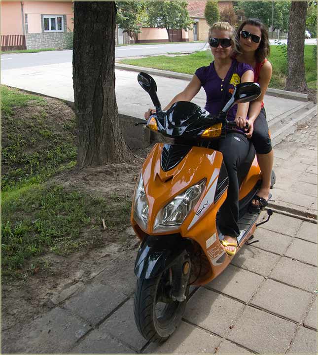 NM moto devojke ...