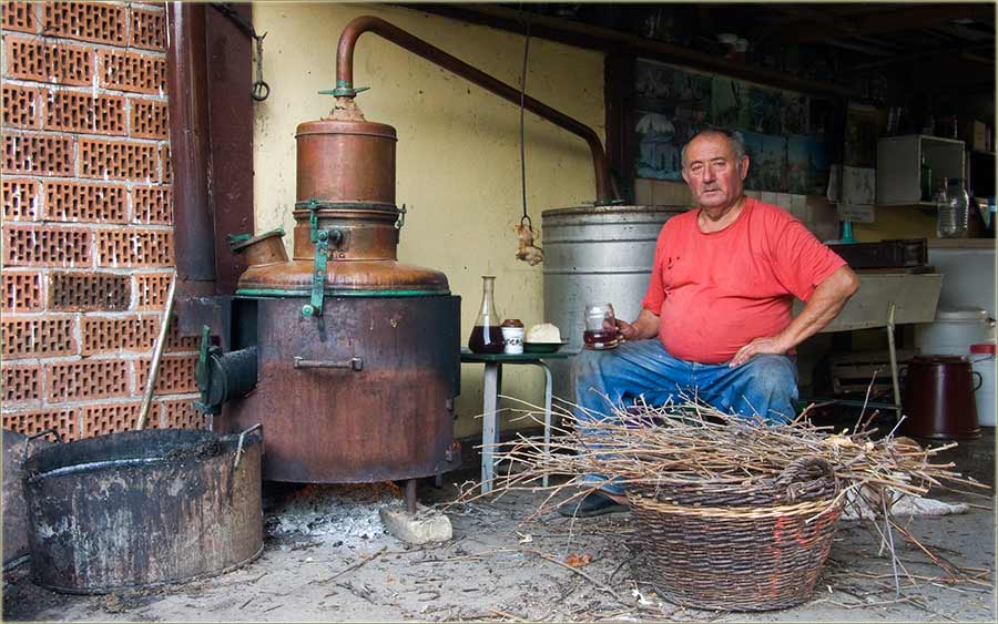 Došlo naRed i pečenje rakije...
