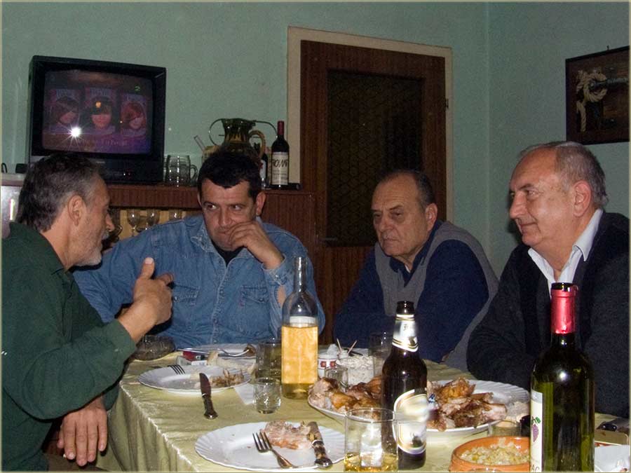 Divani pri jelu i piću ...