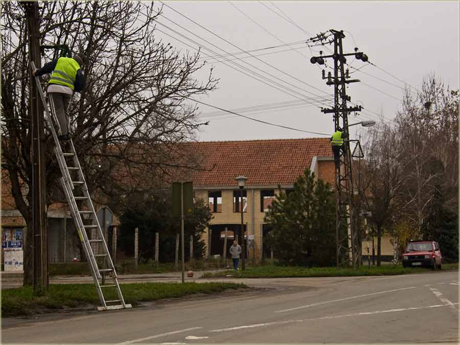 Postaljene su praznične sijalice...