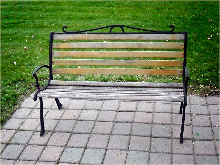 NM klupa ispridKuće, a iz Kanade...