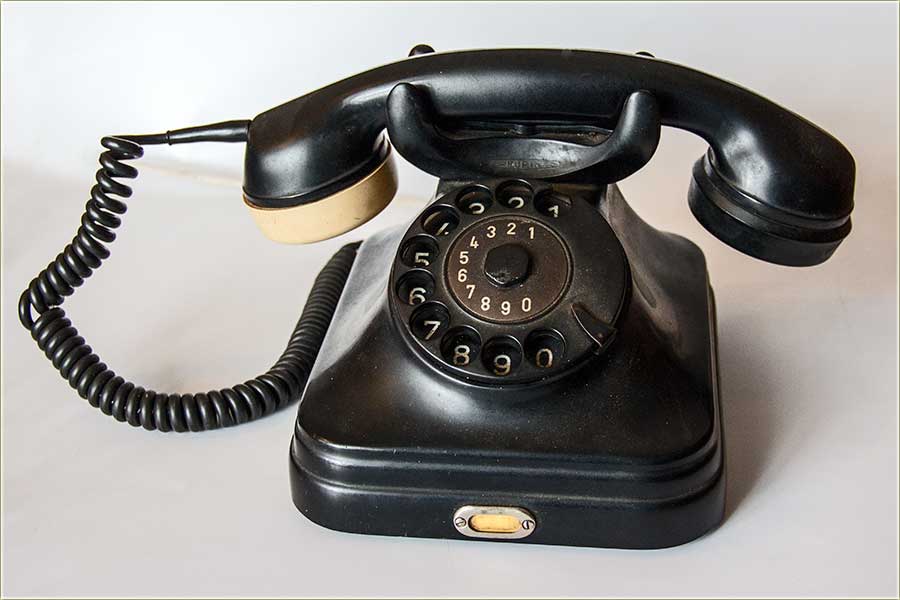 Stari telefon, na brojčanik...