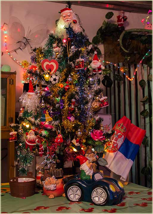 Jejini božićni i novogodišnji ukrasi...