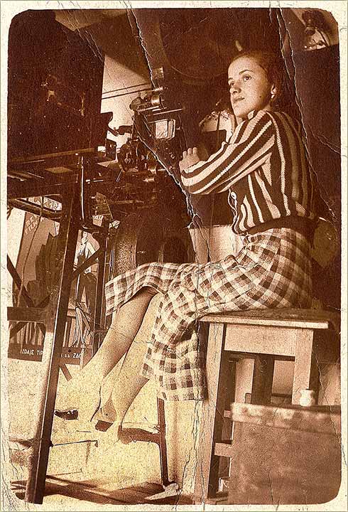 Katica..., mlada, predratna, kino operaterka...