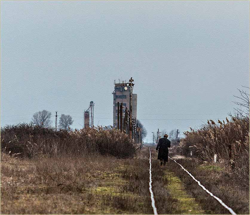 Pešak uAtar i drumom i prugom...