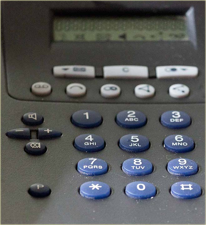 Kako bi našo njegov broj telefona ?