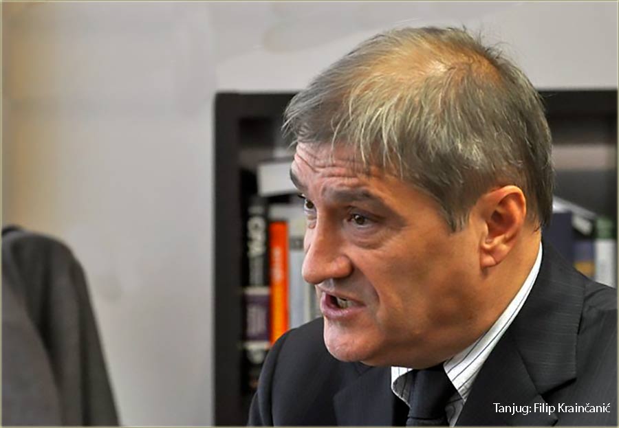 Maca juri svoj rep i nikad ga ne dostiže...