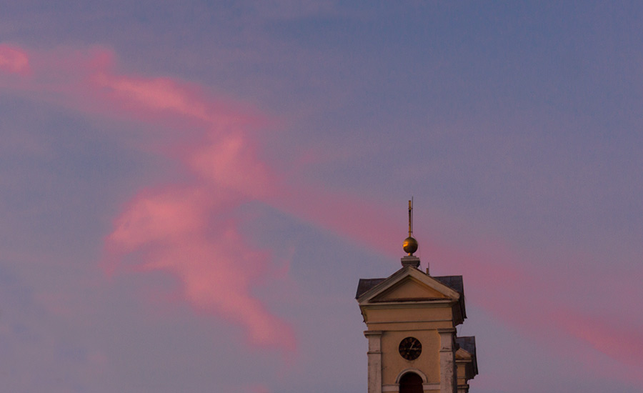 O Bože, onaj oblak tamo, kav da je neko crto !!!