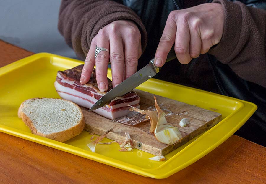 Slanine, luka i leba...