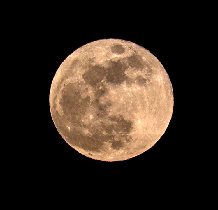 Mesec: Super, Plav i Krvav !!!