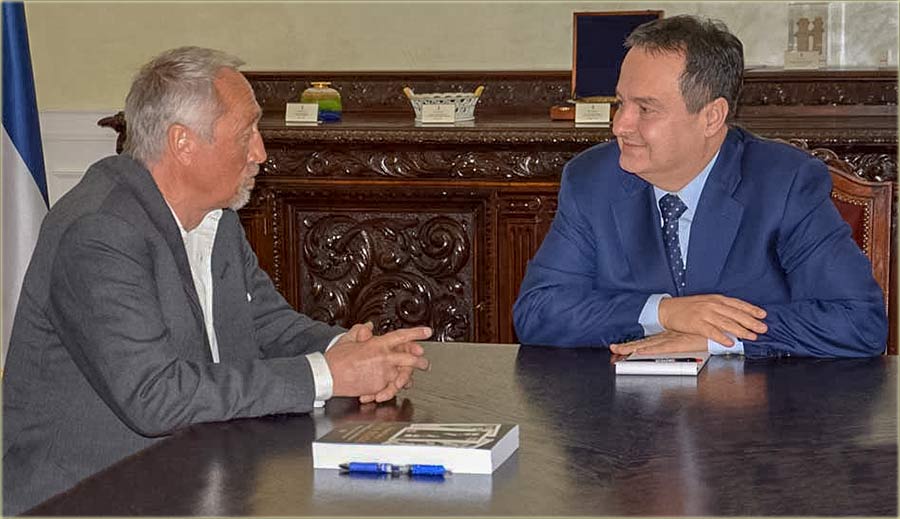 Sin prâvog Džemsa Bonda, je dobijo naš pasoš !!!