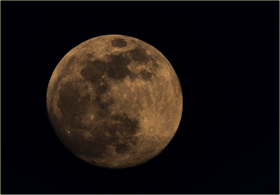 Noćoske je ijOpet zaSijo, sas punim sjajom...