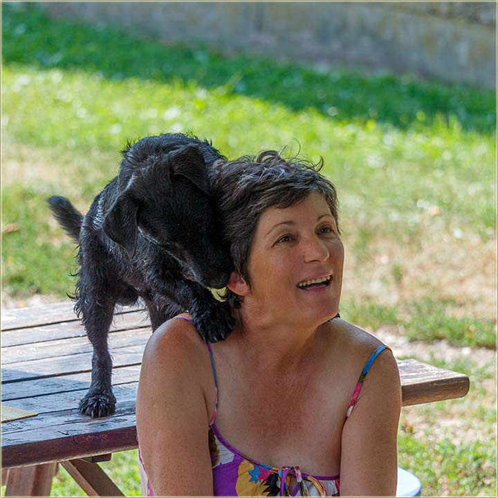 Ta gle kako Švrć..., vole gazdaricu !!!