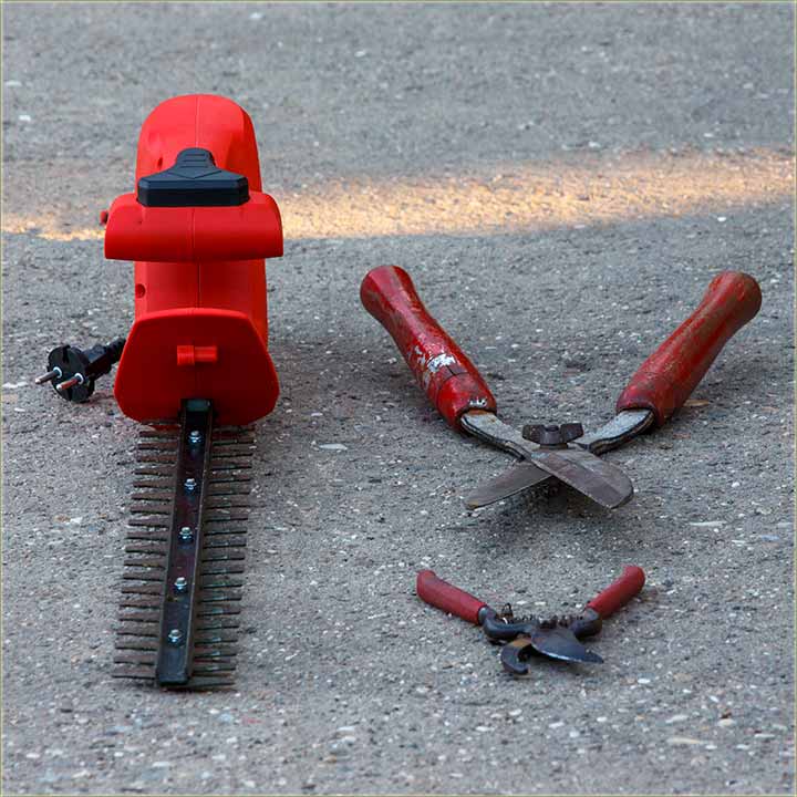 Razne makaze, a za šišanje žive ograde...