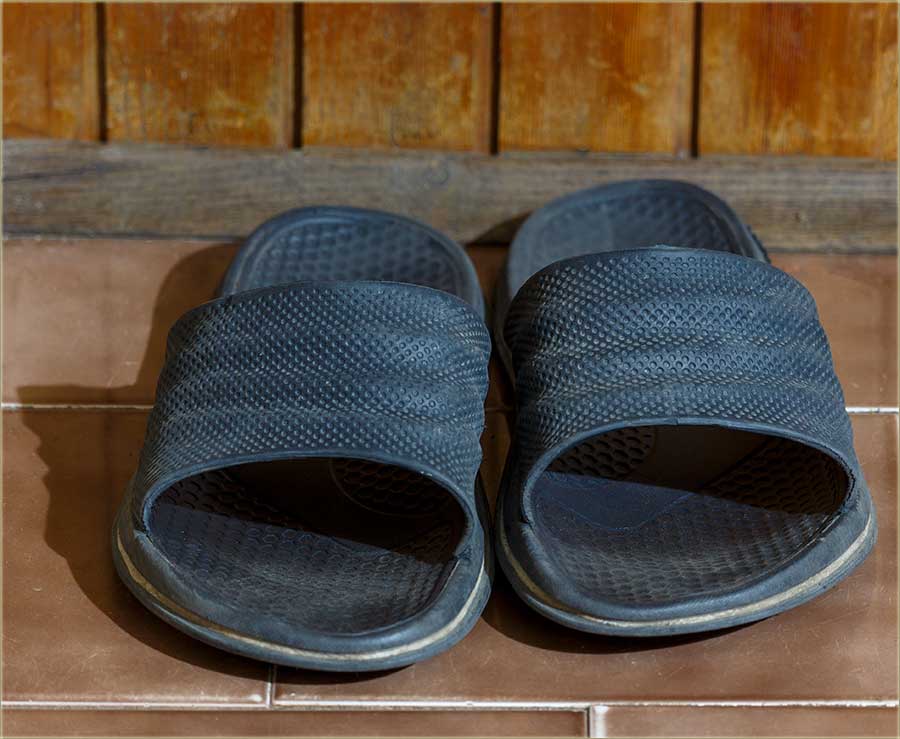 NeSmeš poKući ići, nazuven, samo u jednu papuču  !