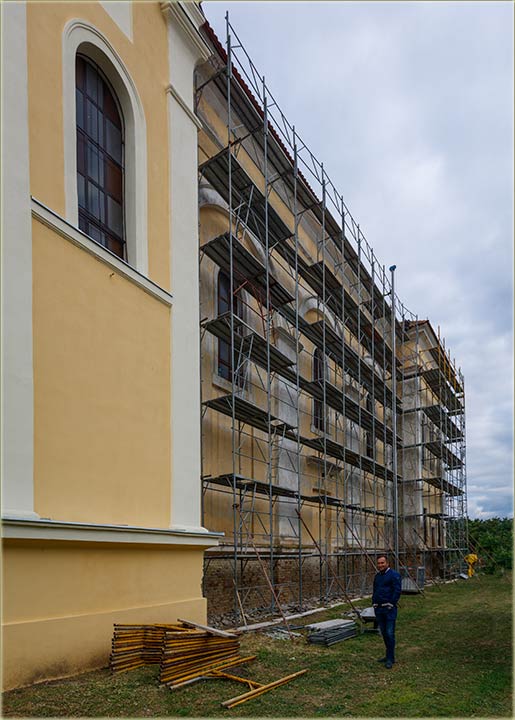 Kreedu radovi i na fasadu rimokatolike crkve !!!