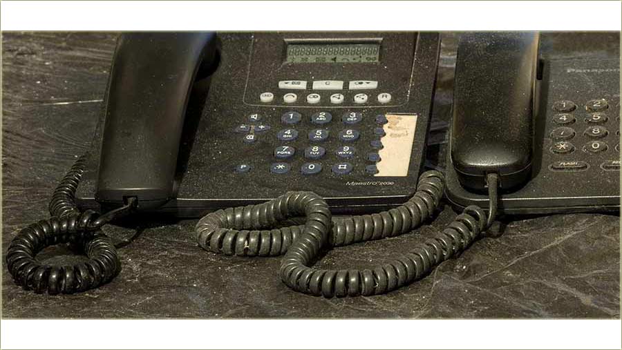 Za ega nam jo, uobte sluidu fiksni telefoni ?