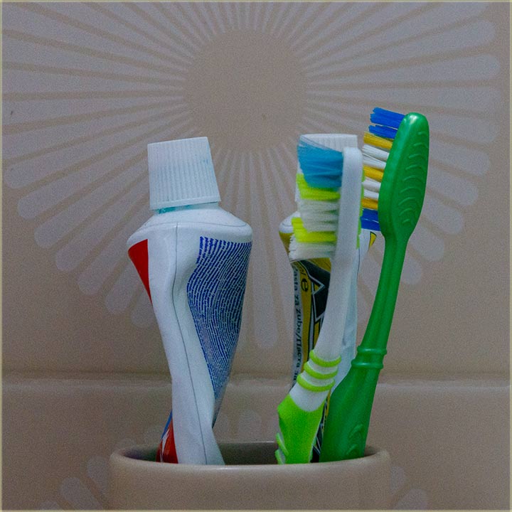 Jel redovno pere zube ?