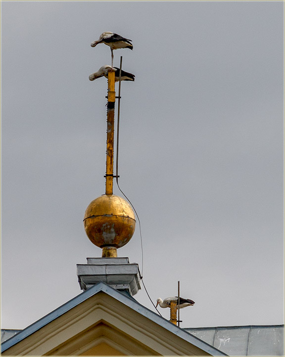 Tri rdeta, a na dva crkvena krsta !!!