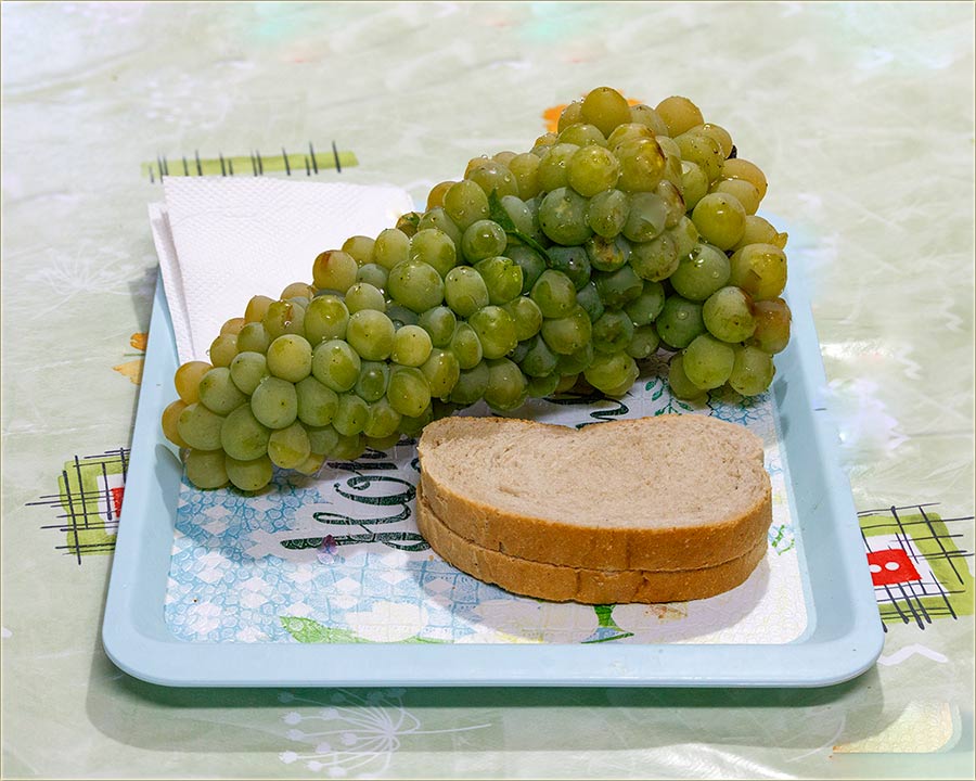 Uzberi mi jedan grôzd i dâj leba...