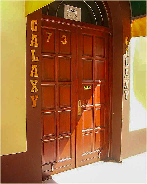 Poljubijo si vrata ?