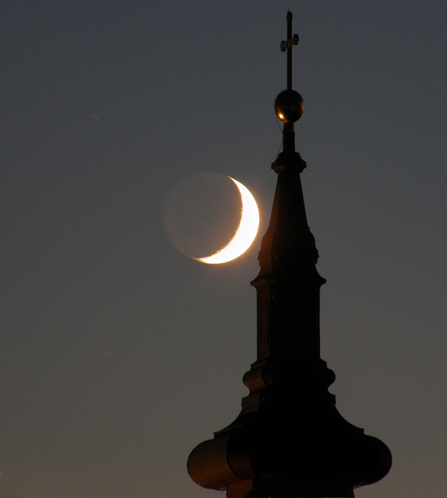 Karlovačka Crkva i mlad Mesec...