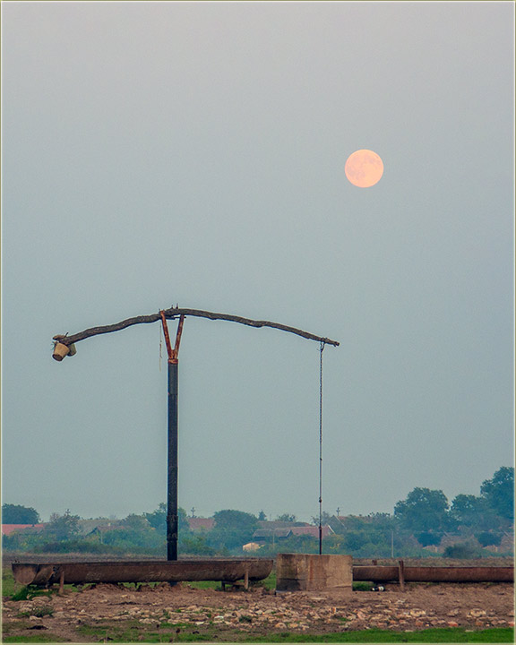 Stara fotografija, stari đeram i Pun mesec...
